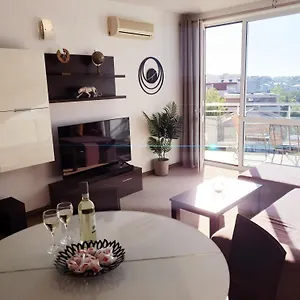 Elena's Lux - Town & Sea View - Atlantis Apart Otel